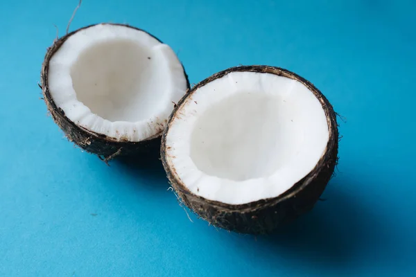 Open Kokosnoot Blauwe Achtergrond Kopieer Ruimte — Stockfoto