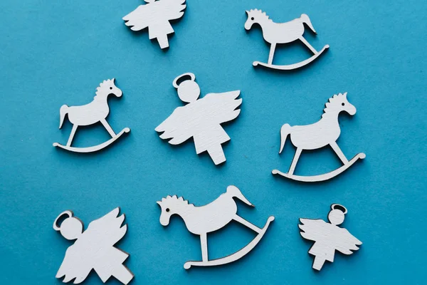 蓝色背景的白色木制圣诞玩具 马和天使 — 图库照片