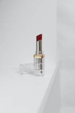 Beyaz arkaplanda kırmızı ruj