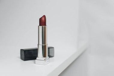 Beyaz arkaplanda kırmızı ruj