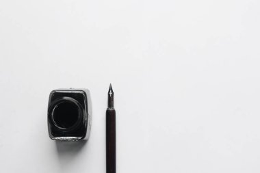 Beyaz arka planda mürekkep ve mürekkep kalemi. metin için boşluk kopyala