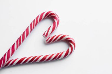 kalp tatlı şekerler karanlık taş zemin, Sevgililer günü kavramı üzerine yapılmış