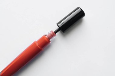 Beyaz arkaplanda kırmızı ruj