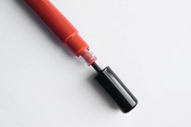 Beyaz arkaplanda kırmızı ruj