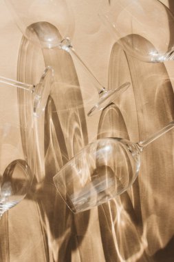 Şarap ve güneş ışınları için boş bardak