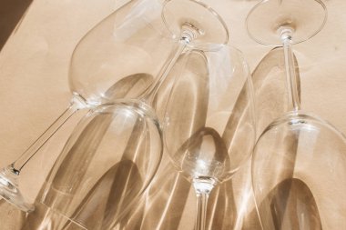 Şarap ve güneş ışınları için boş bardak