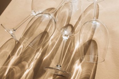 Şarap ve güneş ışınları için boş bardak