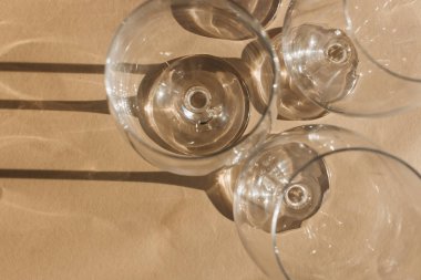 Şarap ve güneş ışınları için boş bardak