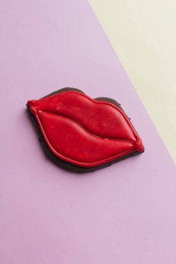 kırmızı sır ile kırmızı kadın dudakları şeklinde çerez