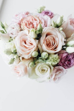 Pembe ve beyaz çiçekli güzel bahar buketi