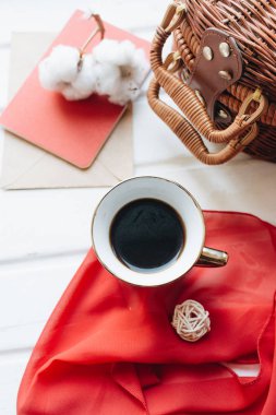 koyu arka plan üzerinde siyah kahve ve pamuk çiçek fincan 