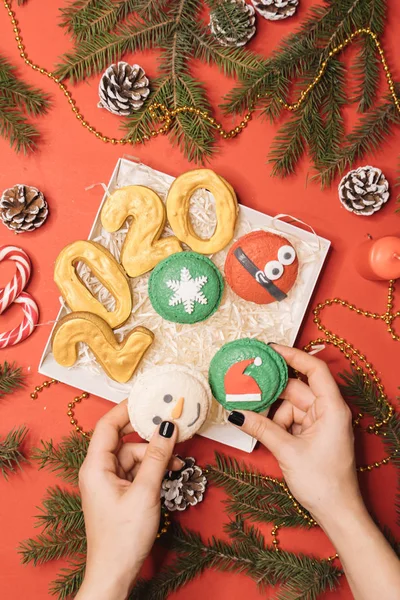 Box Gingerbreads Christmas Background Γυναικεία Χέρια Χριστουγεννιάτικη Διάθεση — Φωτογραφία Αρχείου