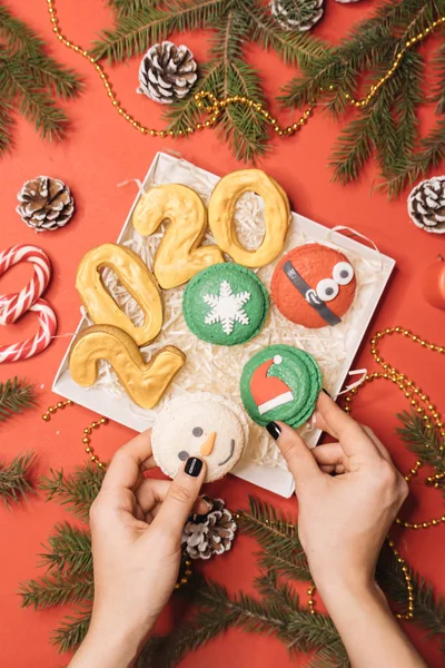 Box Gingerbreads Christmas Background Γυναικεία Χέρια Χριστουγεννιάτικη Διάθεση — Φωτογραφία Αρχείου