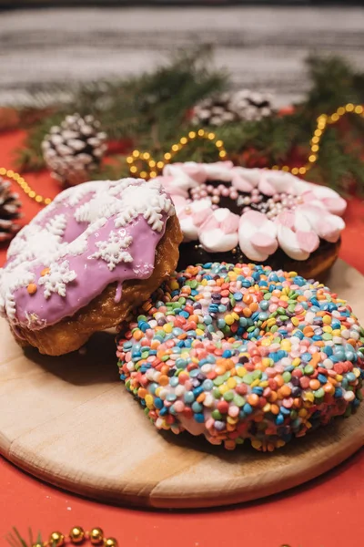 Різдвяні Пончики Червоному Тлі Різдвяний Настрій — стокове фото