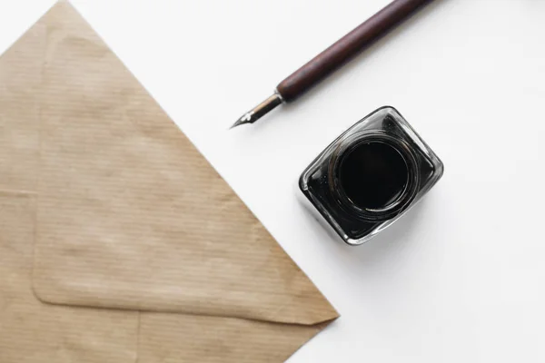 Set Vintage Dompelpen Inktpot Envelop Witte Houten Tafel — Stockfoto