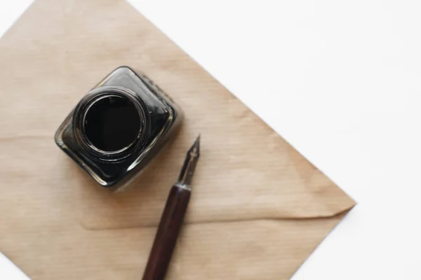 Set Vintage Dip Pen Inkpot Envelope White Wooden Table — 스톡 사진