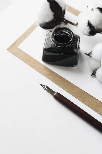 Conjunto Bolígrafo Inmersión Vintage Tintero Hoja Papel Blanco Con Sobre — Foto de Stock