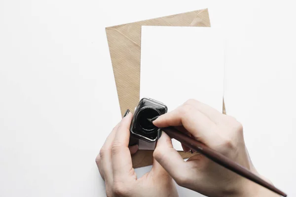 女性の手に封筒とヴィンテージディップペン インクポットと空白の紙シートのセット — ストック写真