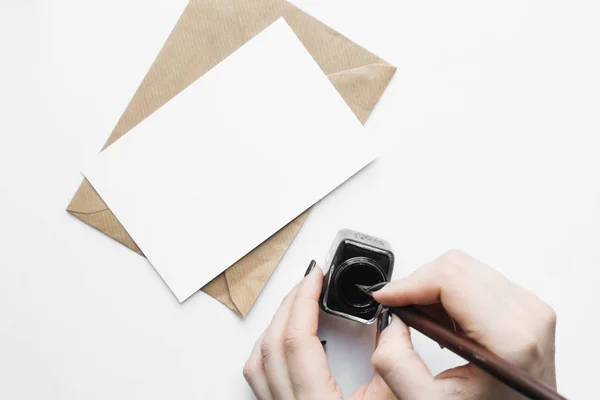 女性の手に封筒とヴィンテージディップペン インクポットと空白の紙シートのセット — ストック写真