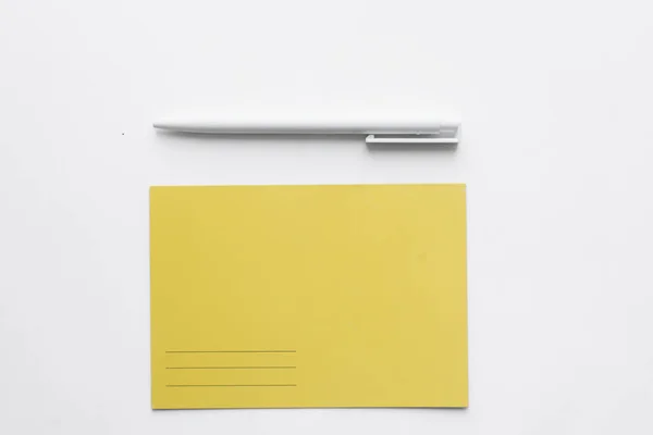 黄色明信片和白色背景的钢笔 写一个列表 — 图库照片