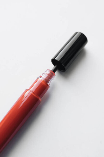 красная помада на белом фоне