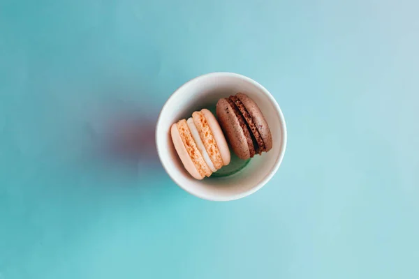 Schachtel Mit Köstlichen Hellen Makronen Süßes Dessert — Stockfoto