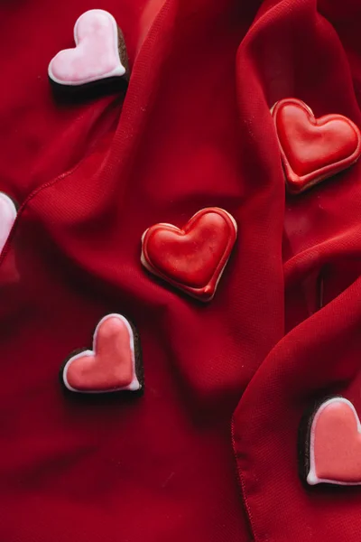 Μπισκότα Σχήμα Καρδιάς Κόκκινη Γλάσο Κόκκινο Κλωστοϋφαντουργίας — Φωτογραφία Αρχείου