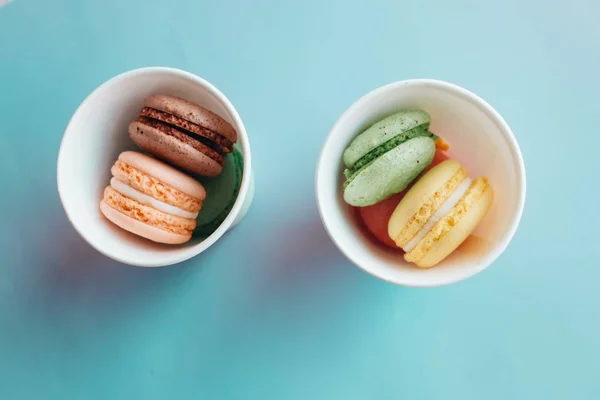 Schachtel Mit Köstlichen Hellen Makronen Süßes Dessert — Stockfoto