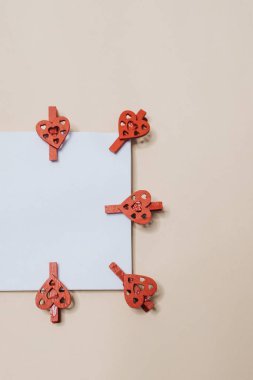 Bej üzerine boş kart tebriklerinin üst görünümü