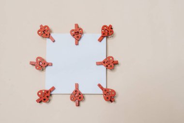 Bej üzerine boş kart tebriklerinin üst görünümü