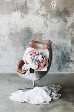 Pembe ve beyaz çiçekli güzel bir buket 