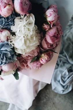 Pembe ve beyaz çiçekli güzel bir buket 