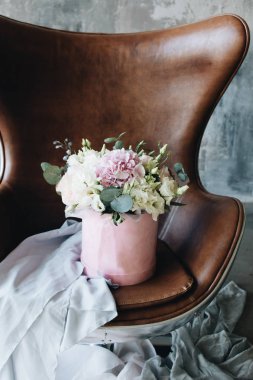 Pembe ve beyaz çiçekli güzel bir buket 