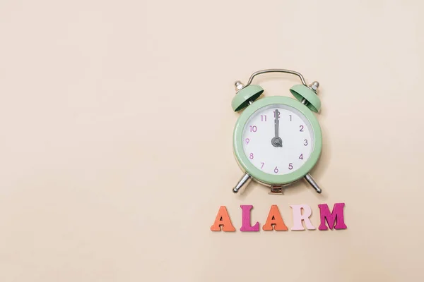 Despertador Verde Despertar Por Mañana Sueño Saludable Tiempo Trabajo —  Fotos de Stock