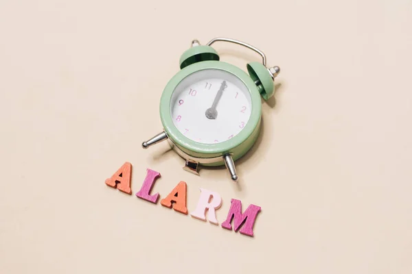 Despertador Verde Despertar Por Mañana Sueño Saludable Tiempo Trabajo —  Fotos de Stock
