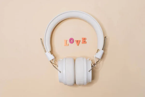 Λευκά Σύγχρονα Ακουστικά Μουσική Ακρόασης — Φωτογραφία Αρχείου