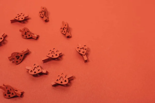 Pequeños Corazones Rojos Sobre Fondo Rojo Feliz Día San Valentín —  Fotos de Stock