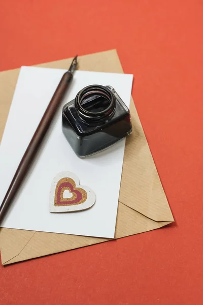 ヴィンテージのディップペン インクポットと赤 バレンタインデーのコンセプトに封筒と空白の紙シートのセット — ストック写真