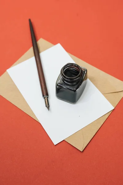 一套印有情人节红包的老式钢笔 墨水瓶和空白纸片 — 图库照片