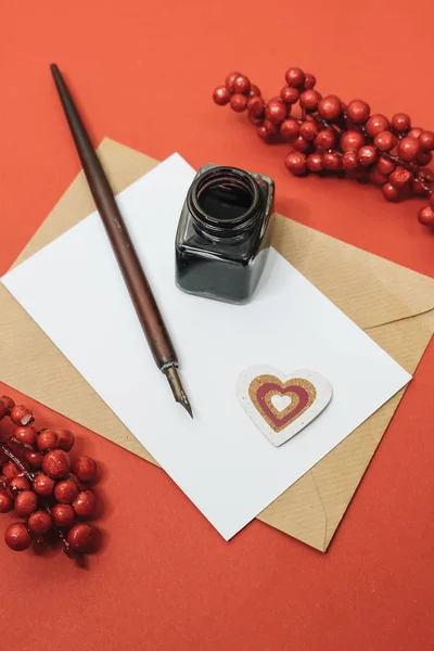 ヴィンテージのディップペン インクポットと赤 バレンタインデーのコンセプトに封筒と空白の紙シートのセット — ストック写真