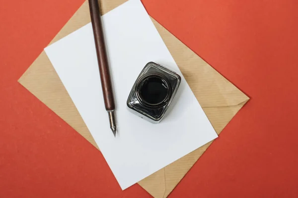 Zestaw Zabytkowego Długopisu Atramentu Arkusza Papieru Kopertą Czerwonym Tle — Zdjęcie stockowe