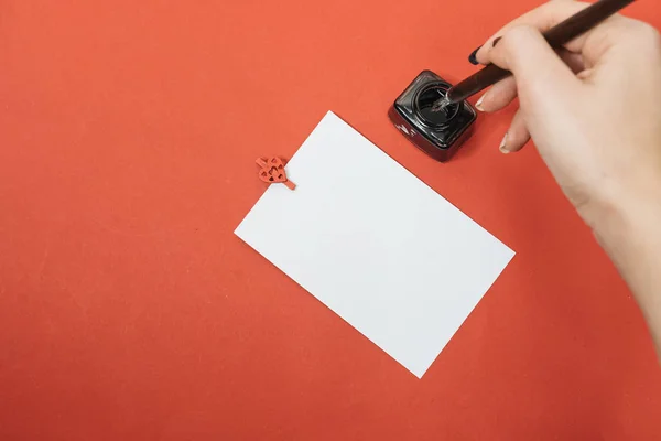 Mulher Escrevendo Cartão Com Caneta Vintage Tinta Fundo Vermelho — Fotografia de Stock