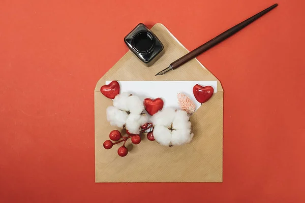 赤の背景に赤いハートの封筒 バレンタインデーのコンセプト — ストック写真