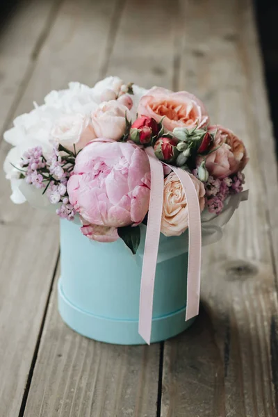 Hermoso Ramo Primavera Con Tiernas Flores Caja —  Fotos de Stock
