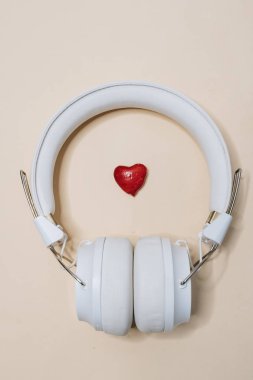 Beyaz modern kulaklıklar, dinleme müziği. 