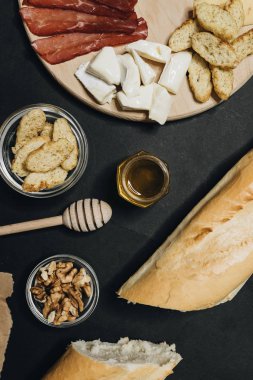 Peynir aperatifi seçimi ya da sızlanma aperatifi.