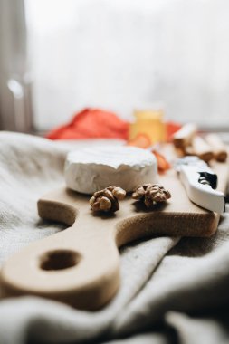 Peynir, ekmek, abur cubur, yemek hazır. 