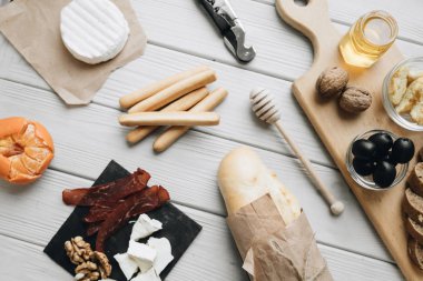 Çeşitli yiyeceklerle yatıyordu, şarap için cam ve hafif yüzeyde fındık. 