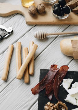 Çeşitli yiyeceklerle yatıyordu, şarap için cam ve hafif yüzeyde fındık. 