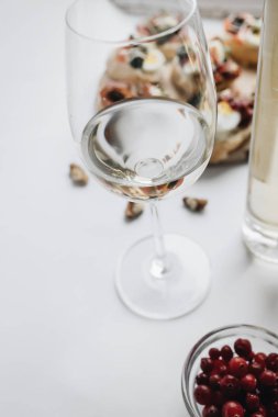 Yumurtalı, somonlu, zeytinli ve etli nefis bruschettalar geleneksel İtalyan mutfağı, beyaz masadaki malzemeler.